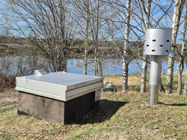Utomhusventilation och säkerhetslucka monterade på dricksvattenreservoar