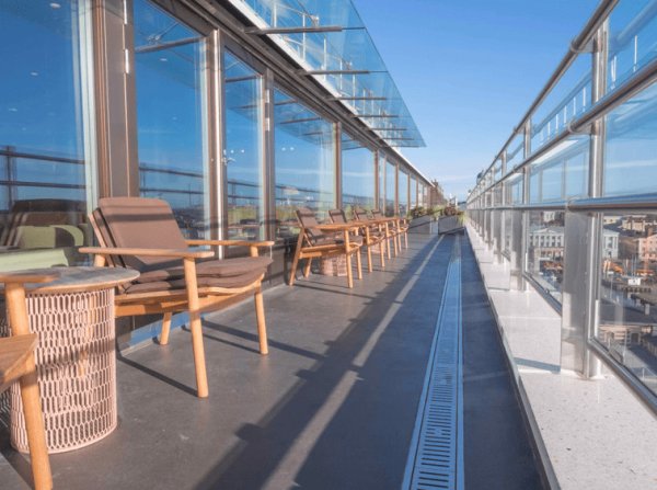 DryLine® FLEX markränna på takterrass längs glasräcke