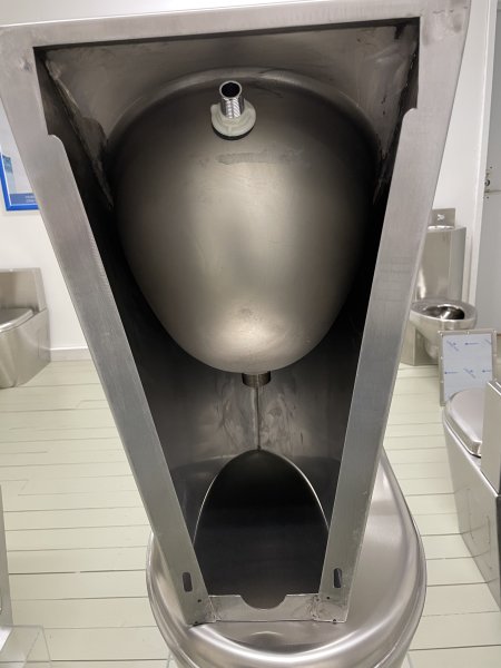 Vägghängd Urinal VU1 med dold anslutning av avlopp och vatten