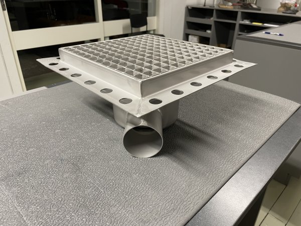 Rostfri golvbrunn 273x273 sida75mm hörnutlopp R50 5000kg