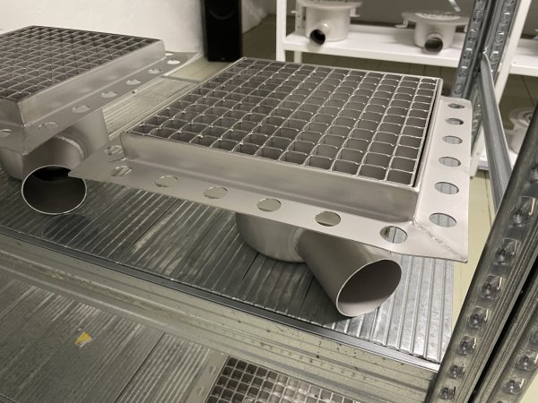 Rostfri golvbrunn 273x273 sida75mm hörnutlopp R50 5000kg