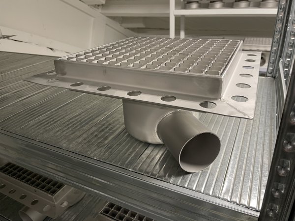 Rostfri golvbrunn 273x273 sida75mm hörnutlopp R50 5000kg
