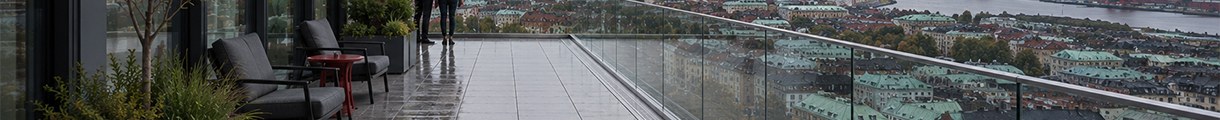 DryLine® Modul Standard markränna på terrassdäck med glasräcke